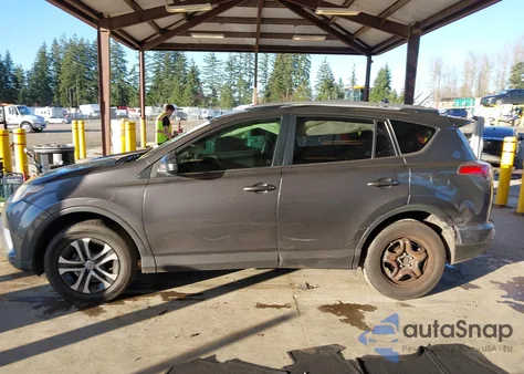 2017 Toyota Rav4 Le z USA, uszkodzony, nr VIN JTMZFREV0HJ102483